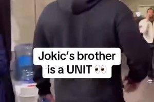 阿玛尼秀场结束后的肯豆！这几步比台步扭得好👍