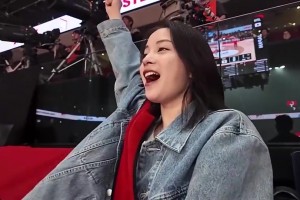 球场舞王克莱上线！汤普森这套舞蹈有点水平啊😮